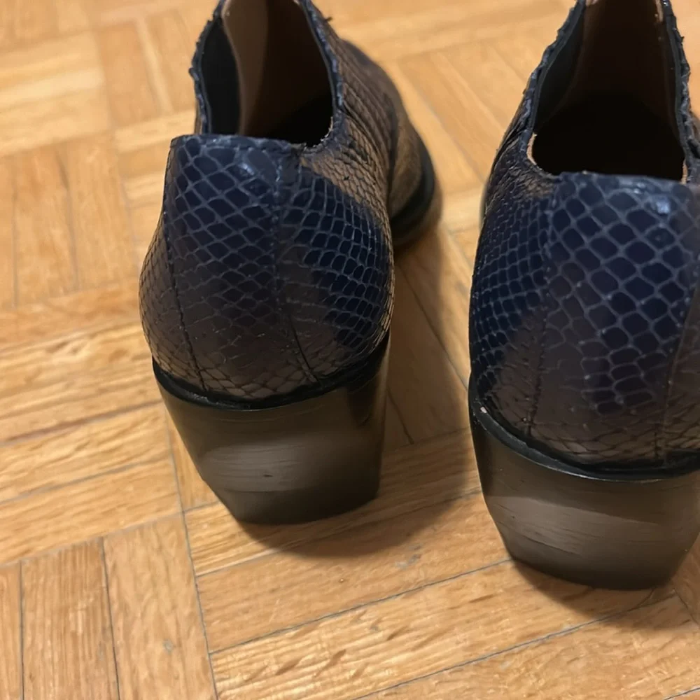 Chloe Elegant Blue Textured Shoes - Picture 5 of 15